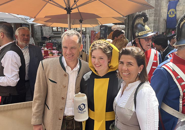 Münchner Kindl 2023 Franziska Inselkammer mit ihren Eltern Peter und Katharina Inselkammer beim Stadtgründungsfest 2023 (©Fotp.Martin Schmtz)